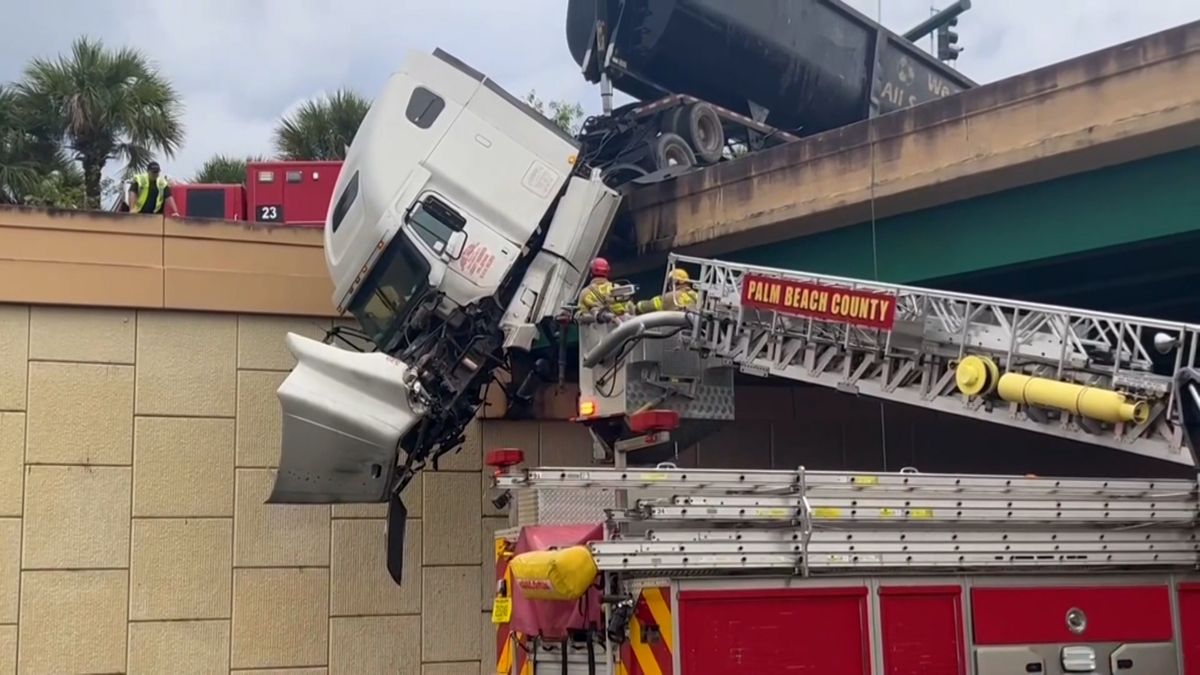 Kamion sjel z vozovky a visel z mostu, zachráněný řidič poděkoval nebesům